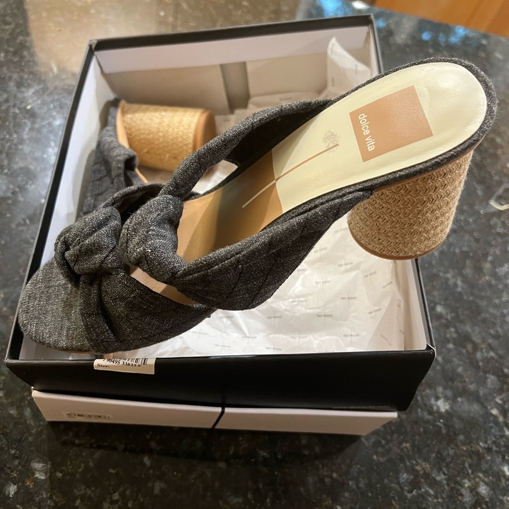 Brand new never worn pump